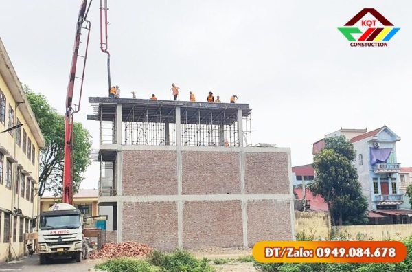 Thợ thi công đang thi công công trình nhà tại Thủ Đức