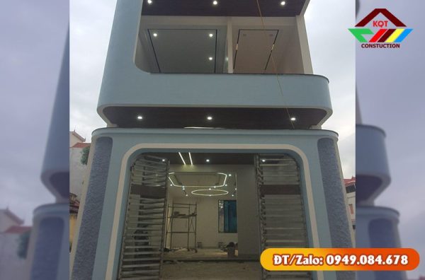 Thợ thi công đang thi công công trình nhà tại Thủ Đức